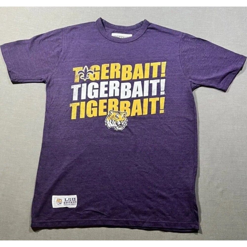 LSU Tiger Bait‎ Shirt Men's Medium Purple Short Sleeve Pullover Tee.